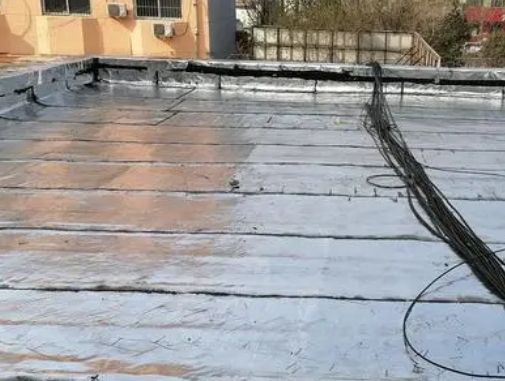 十堰市卫生间漏水维修公司分享下十堰市屋面楼顶防水刚性防水层施工要点。